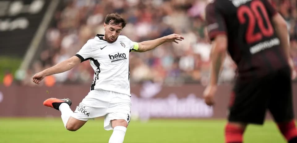 Jugador de Beşiktaş chutando el balón
