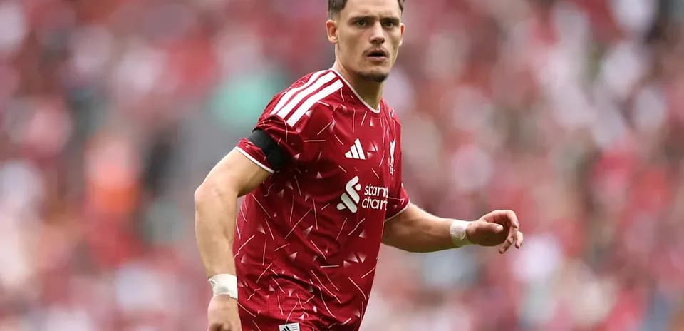 Jugador de Liverpool en acción durante el partido