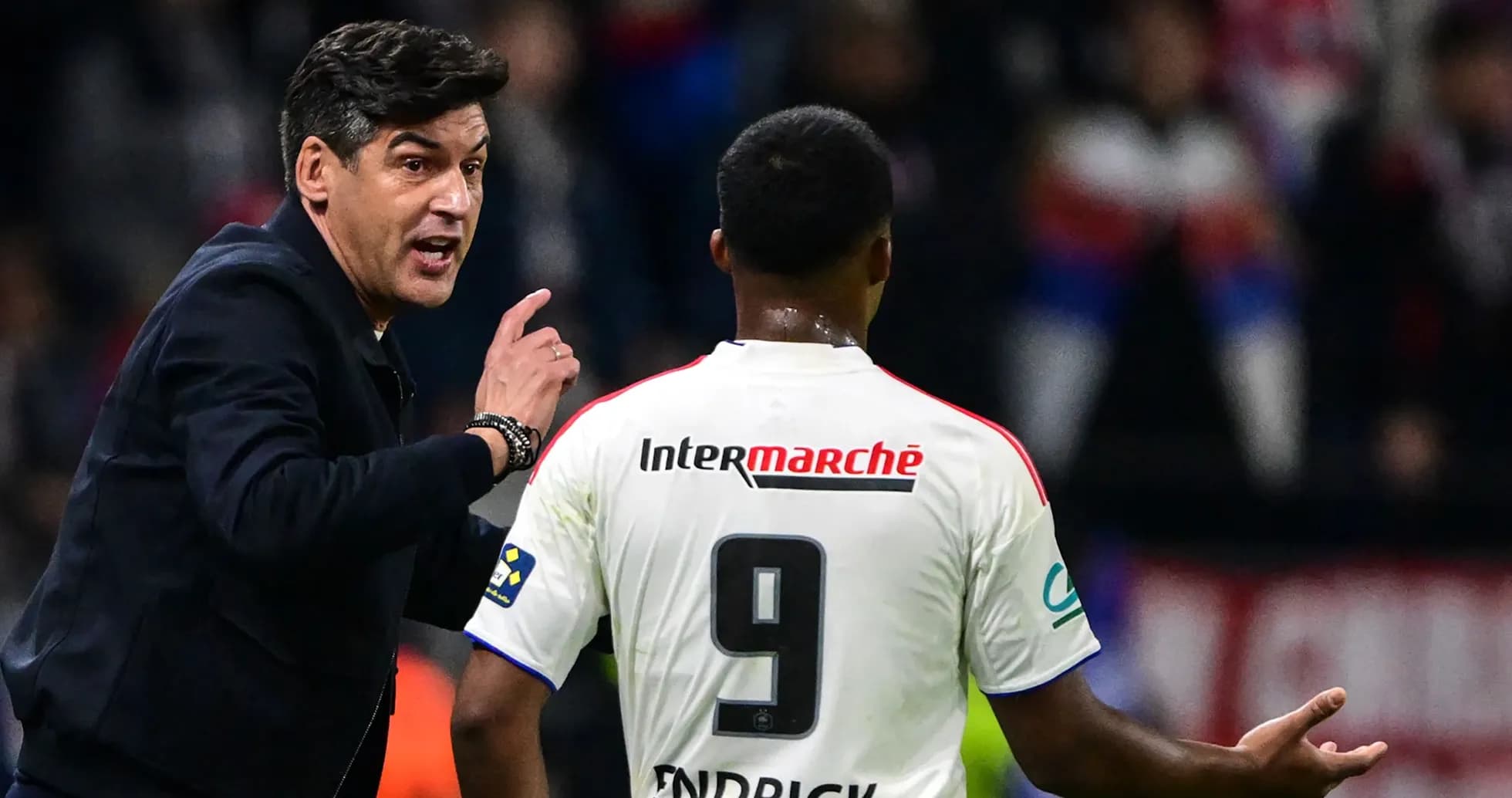 Entrenador dando instrucciones a jugador durante partido