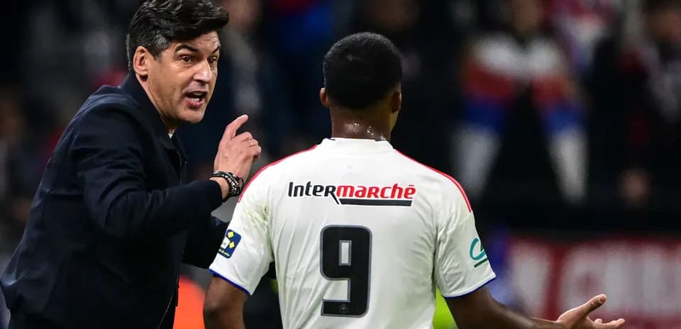 Entrenador dando instrucciones a jugador durante partido