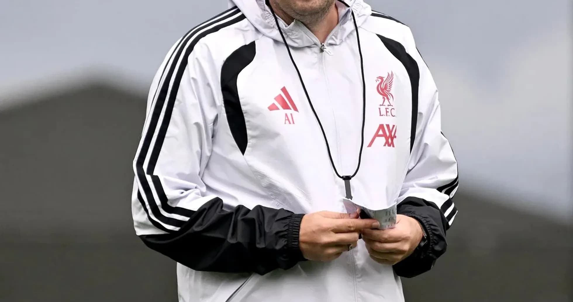 Entrenador de Liverpool en sesión de entrenamiento