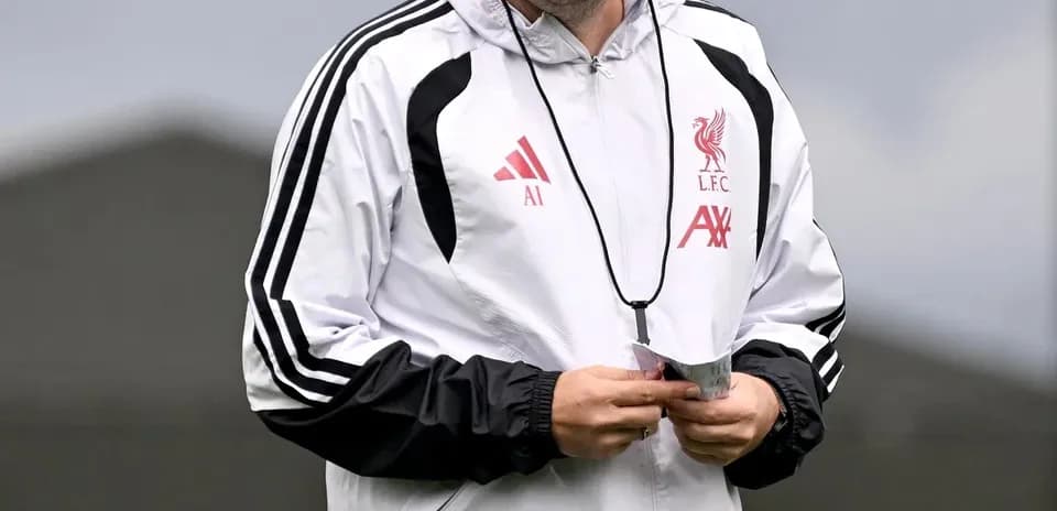Entrenador de Liverpool en sesión de entrenamiento