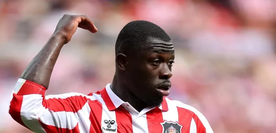 Jugador de Sunderland señalando durante el partido