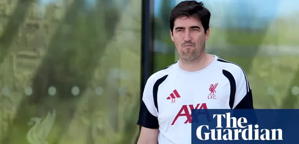 Entrenador de Liverpool saliendo de la instalación