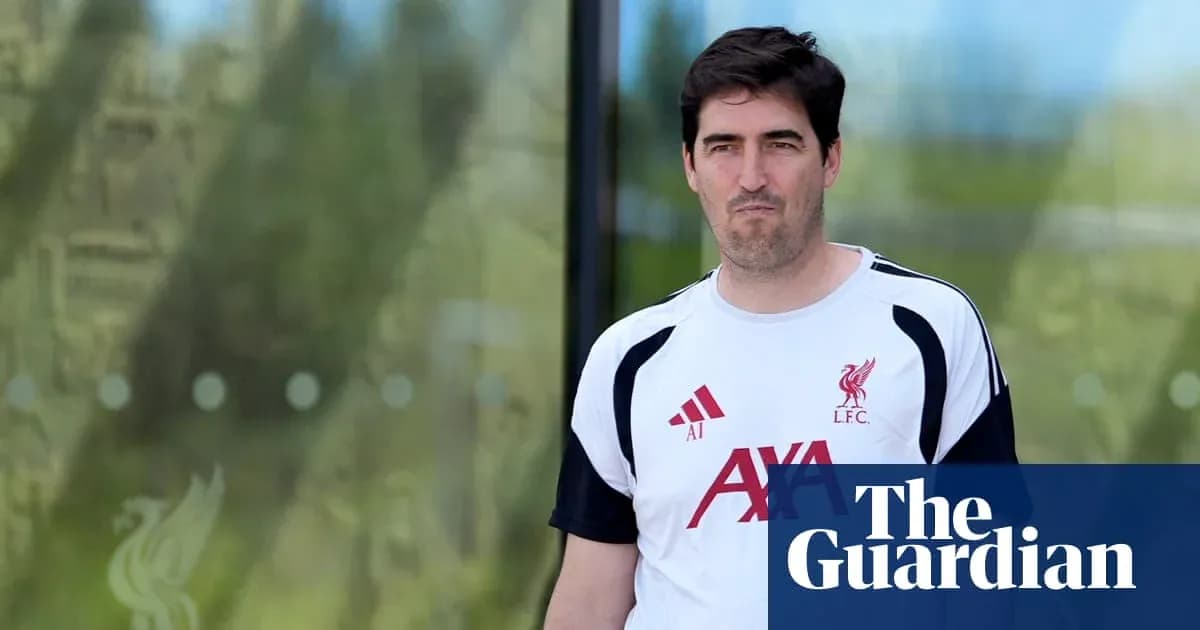 Entrenador de Liverpool saliendo de la instalación