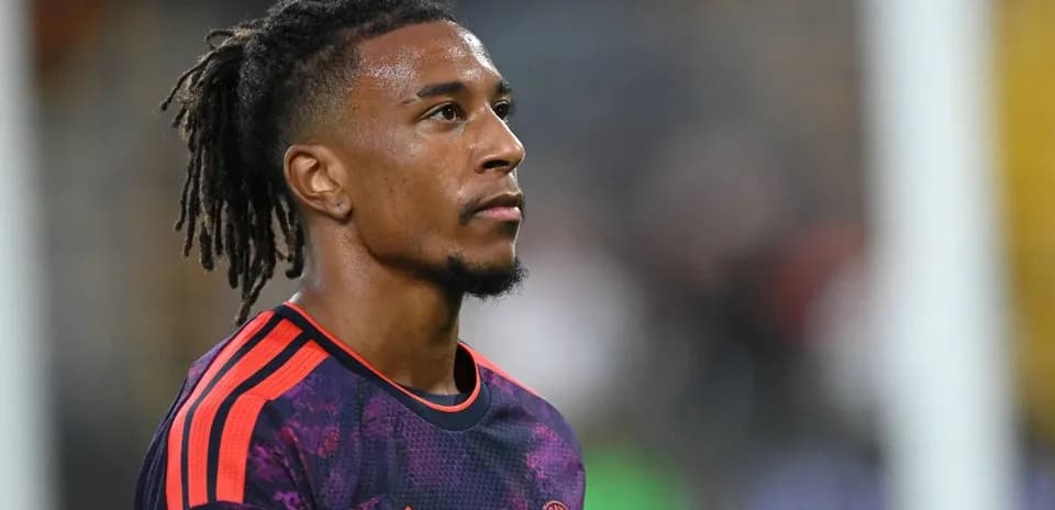 Jugador de fútbol con camiseta de Bayern Múnich