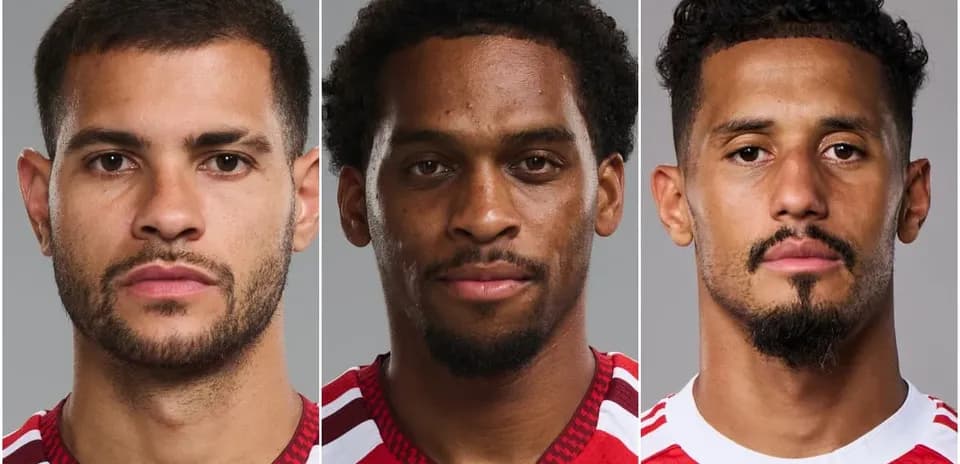 Tres jugadores posando en uniforme de fútbol