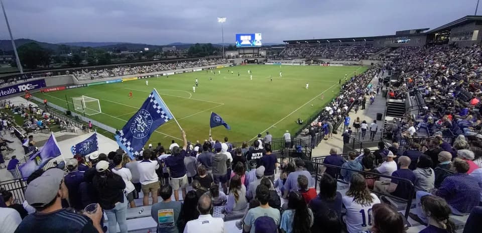Aficionados animando en un partido de fútbol