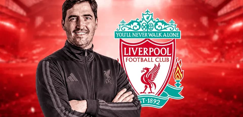 Entrenador de Liverpool con fondo de estadio