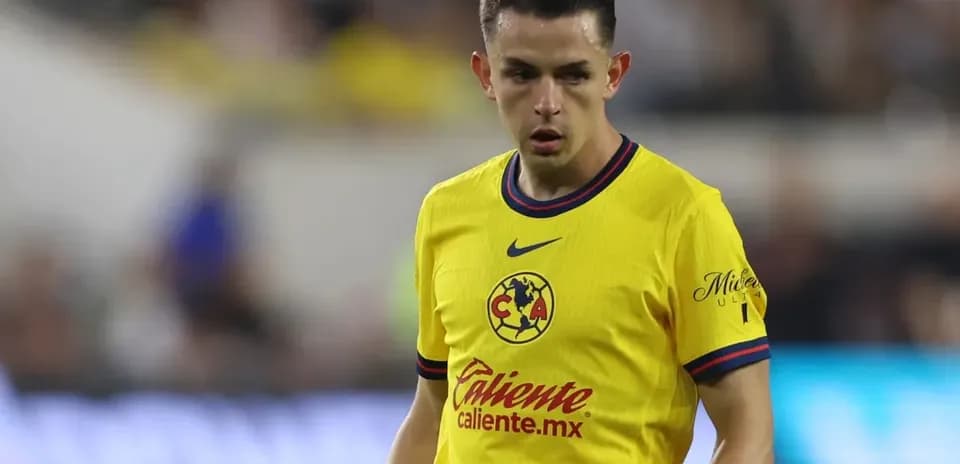Jugador de Club América en acción durante el partido