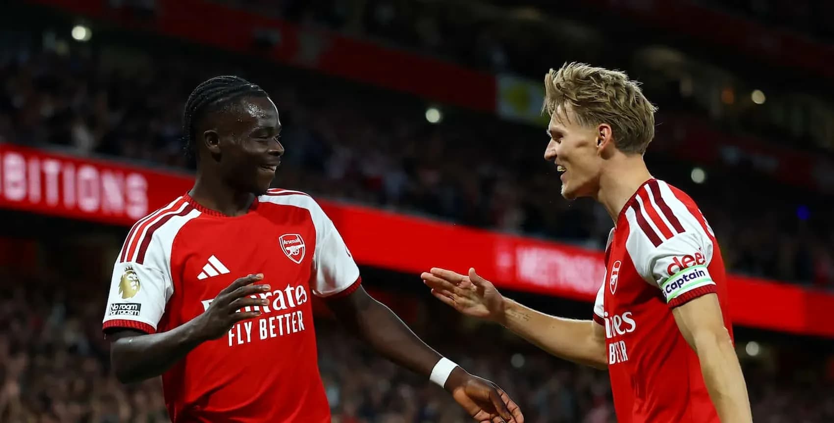 Jugadores de Arsenal celebrando un gol juntos
