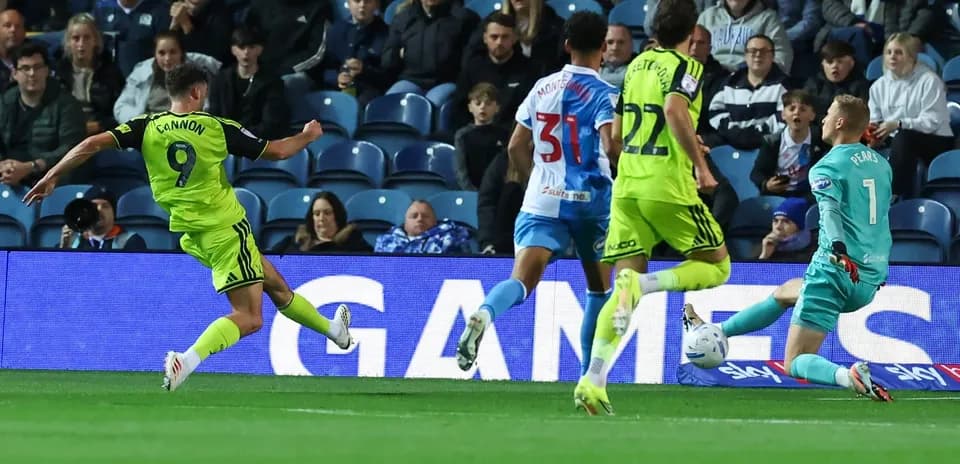 Jugador disparando a portería en partido de fútbol