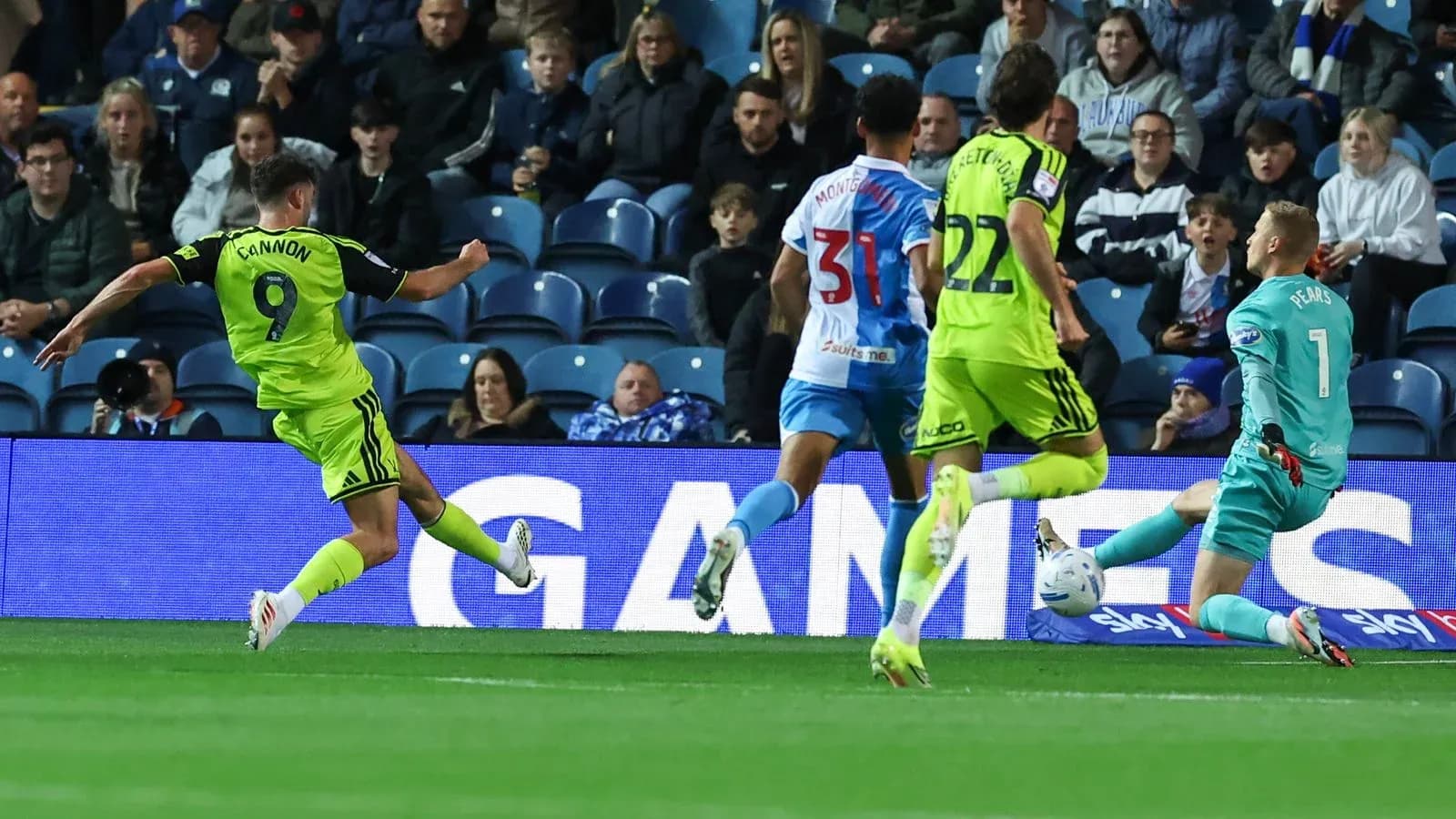 Jugador disparando a portería en partido de fútbol