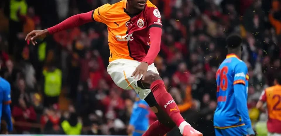 Jugador de Galatasaray celebrando un gol en partido
