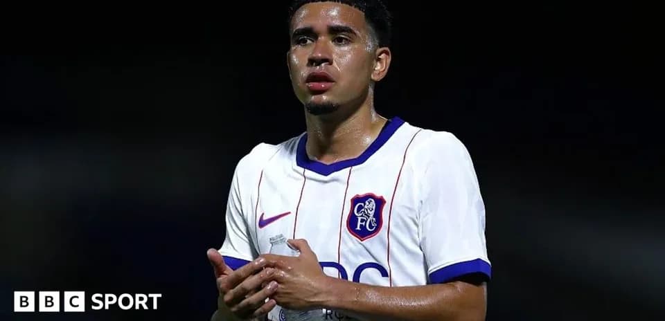 Jugador de fútbol sosteniendo una botella de agua