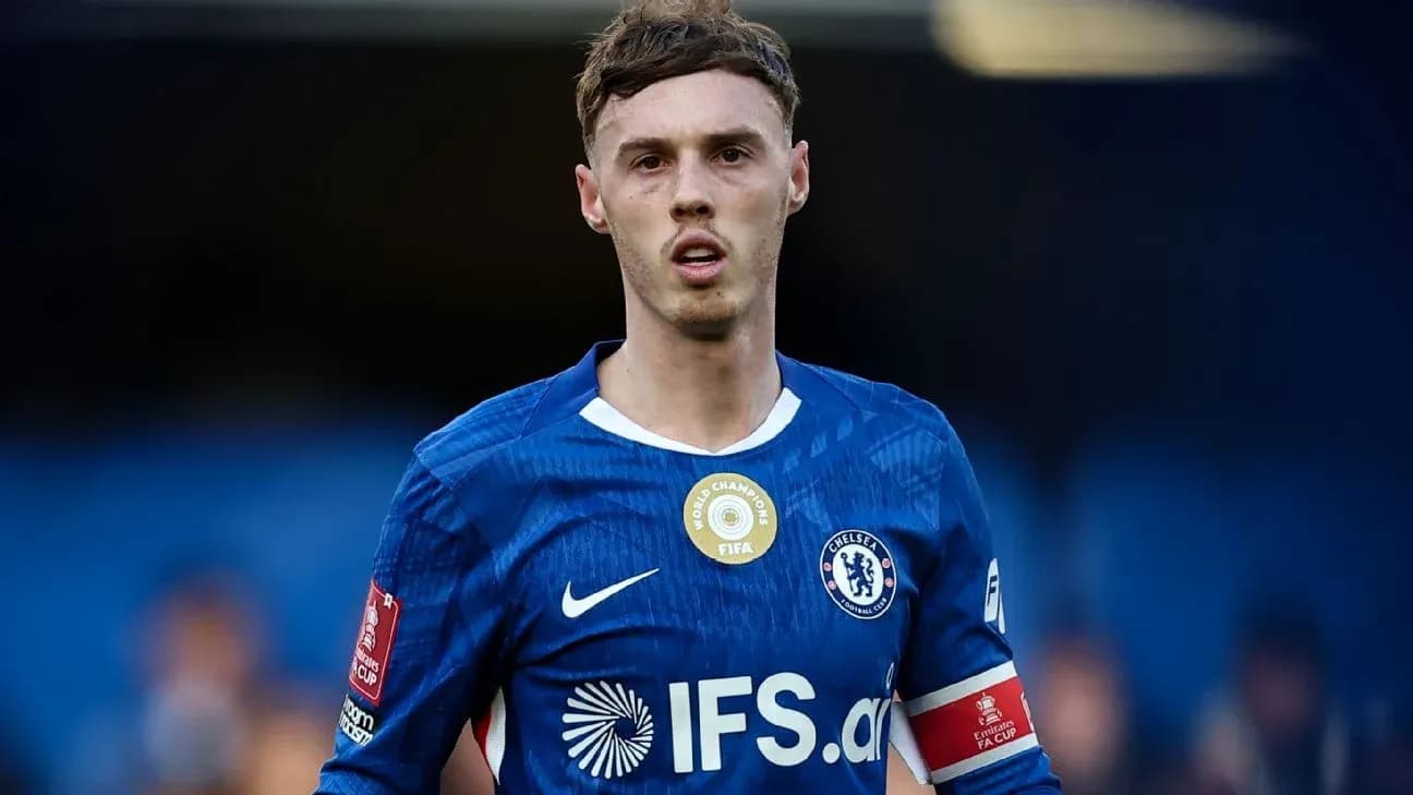 Jugador de Chelsea con camiseta azul en el campo