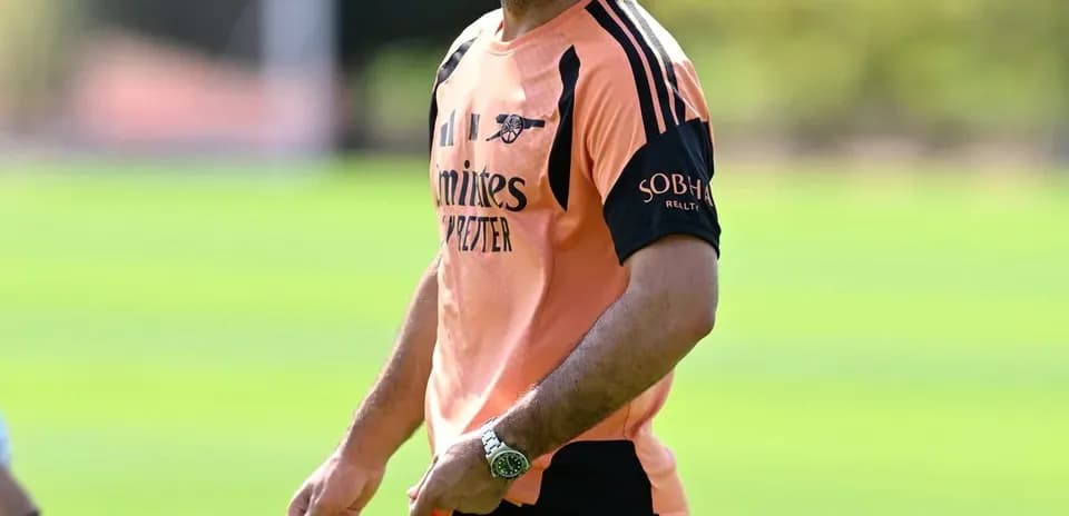 Entrenador dirigiendo sesión de entrenamiento en campo