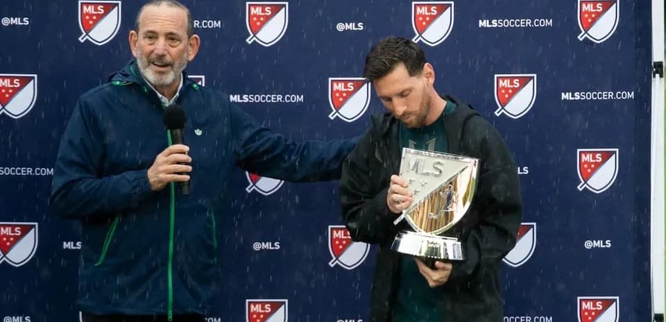Lionel Messi recibiendo un trofeo MLS en lluvia
