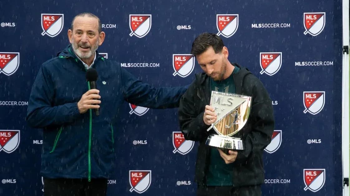 Lionel Messi recibiendo un trofeo MLS en lluvia