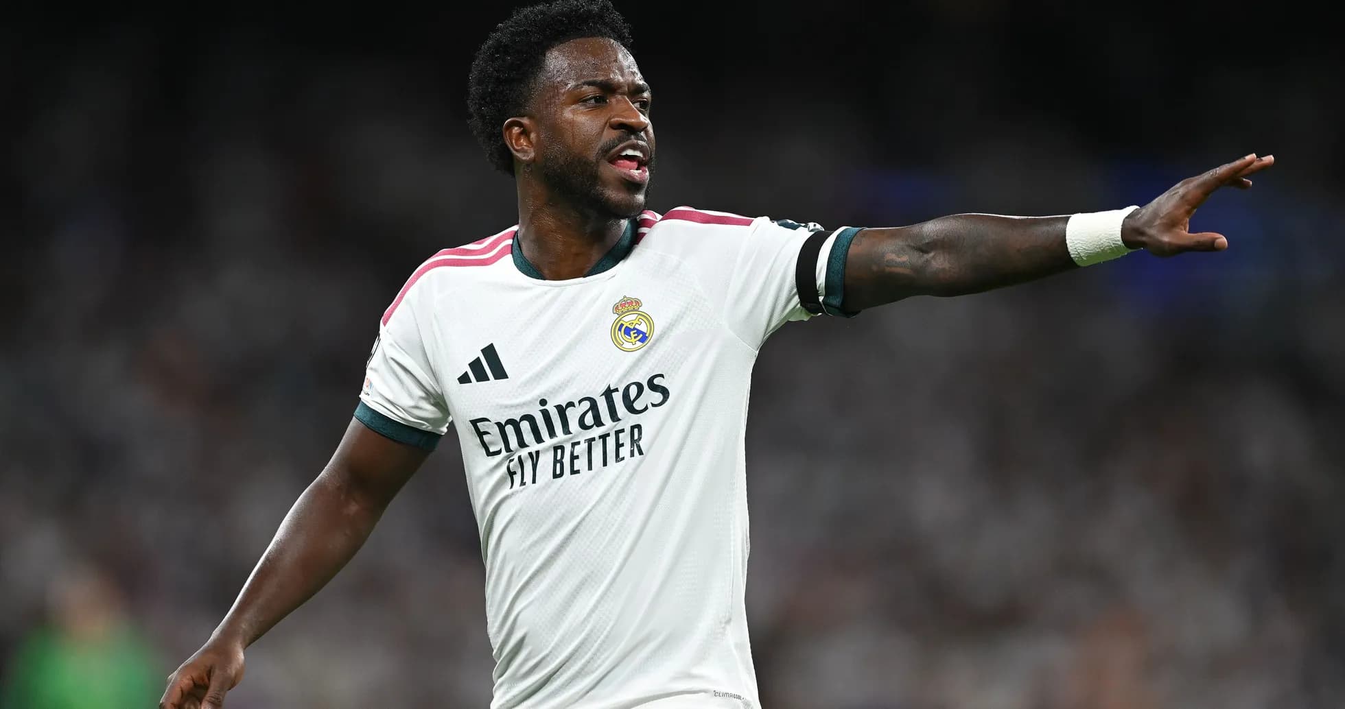 Jugador de Real Madrid señalando durante el partido