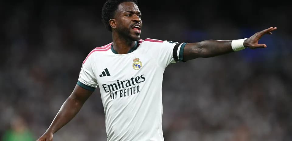 Jugador de Real Madrid señalando durante el partido