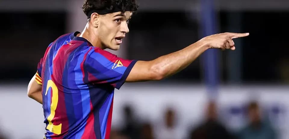 Jugador de Barcelona señalando durante un partido