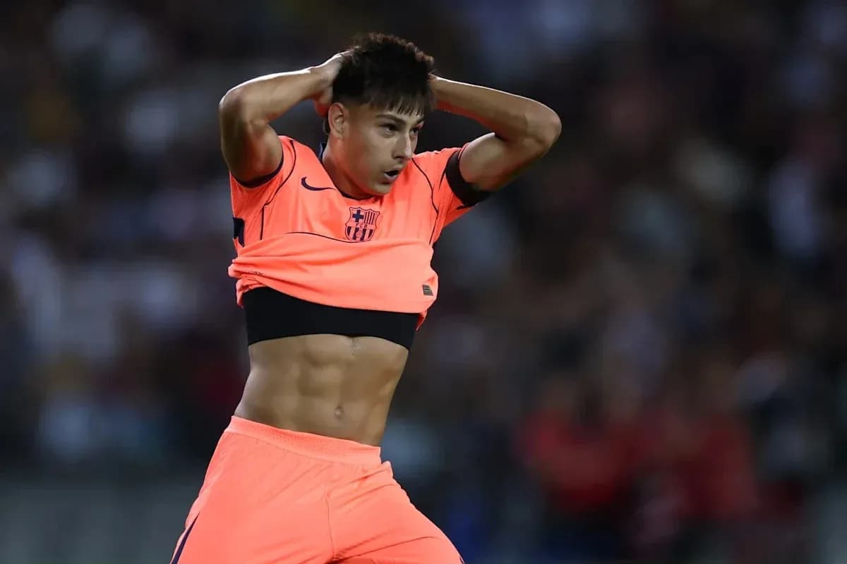 Jugador de fútbol ajustándose la camiseta en el campo