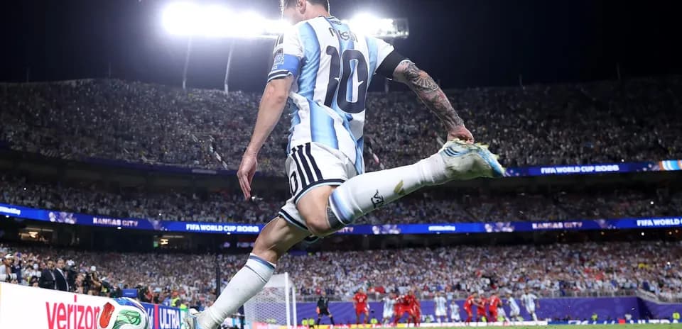 Lionel Messi ejecutando un tiro de esquina