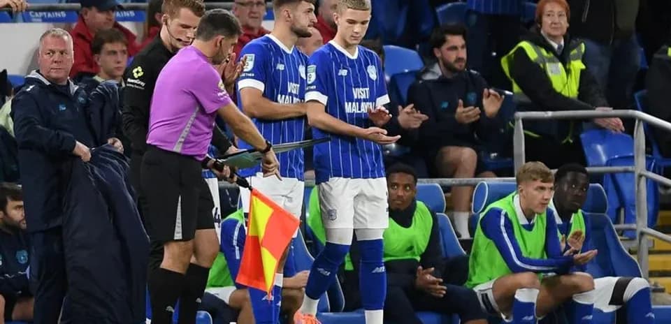 Sustitución en el partido con jugadores en la banda