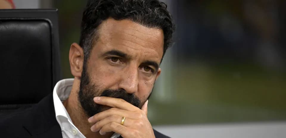 Entrenador pensativo en el banquillo durante partido