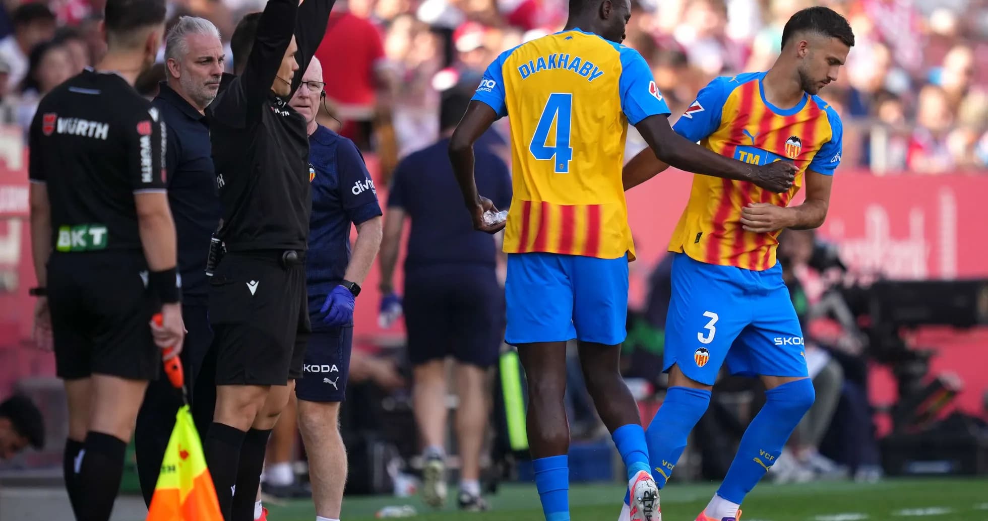 Diakhaby saliendo del campo durante el partido