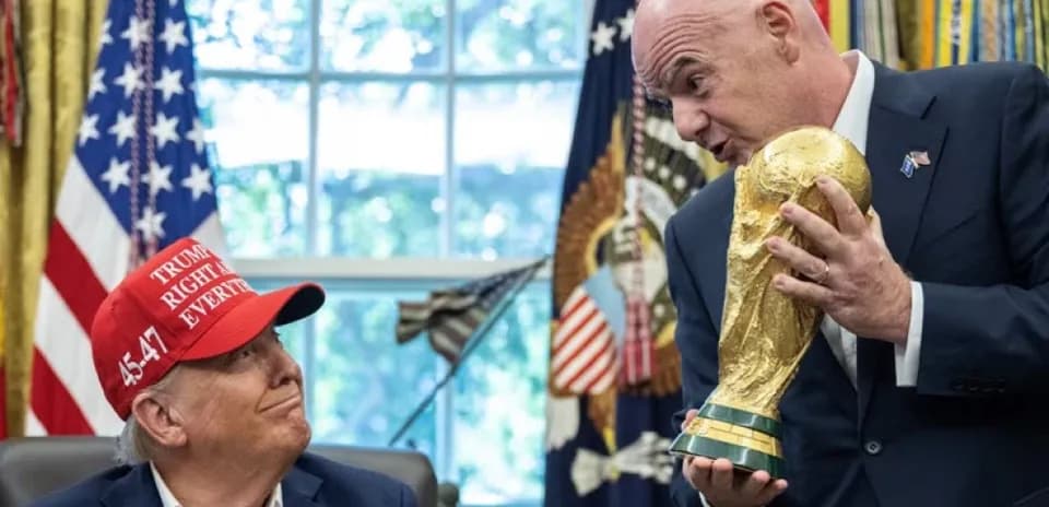 Persona sosteniendo el trofeo de la Copa del Mundo