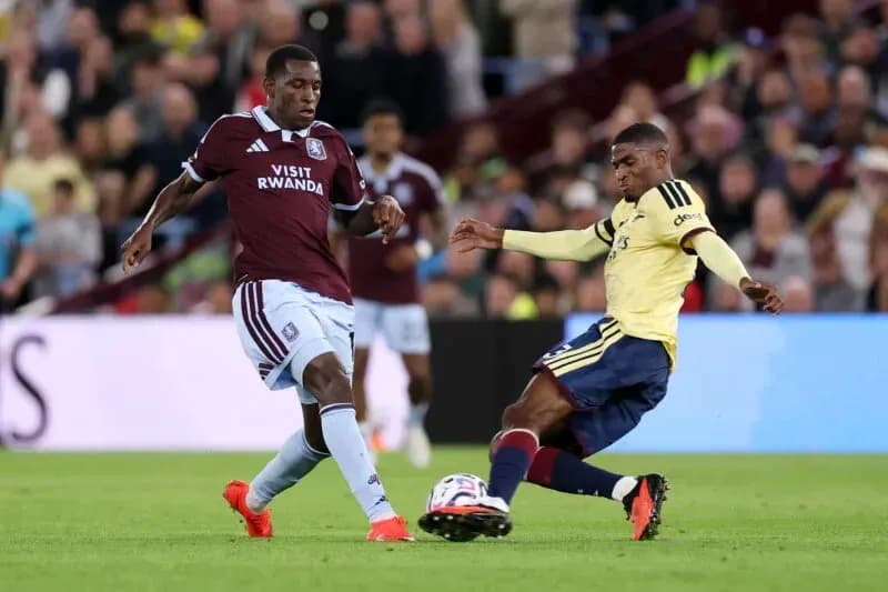 Jugador de Aston Villa desafiando a oponente de Arsenal