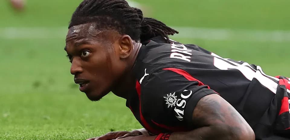 Jugador en el suelo durante un partido de fútbol