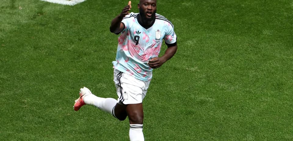 Jugador celebrando un gol en el campo de fútbol