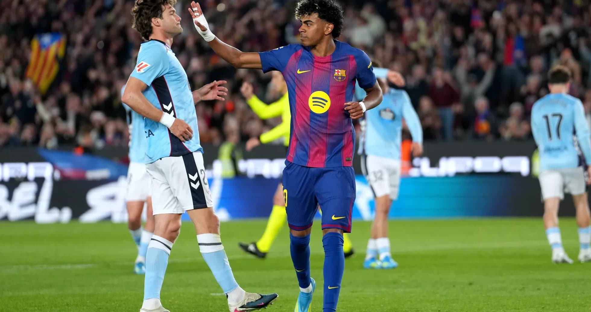 Jugadores de Barcelona y Celta Vigo en acción