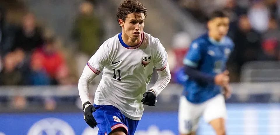 Jugador de Estados Unidos corriendo con el balón