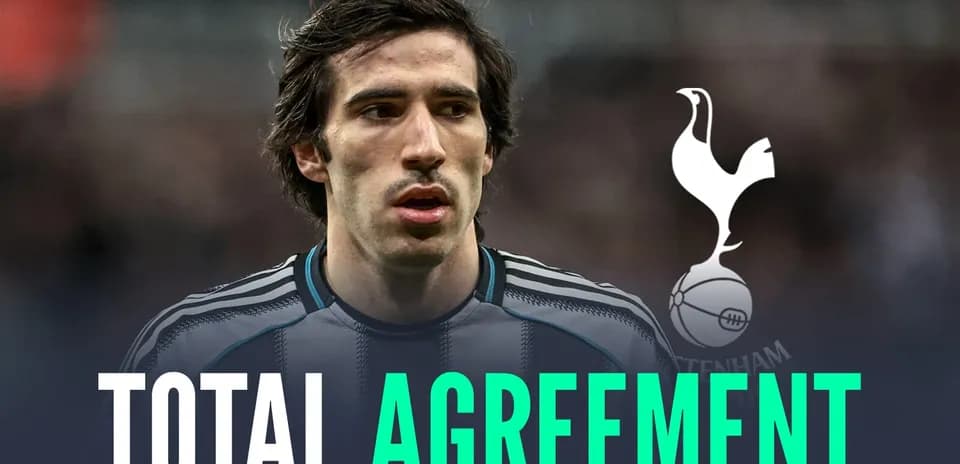 Jugador de fútbol con camiseta y logotipo de Tottenham
