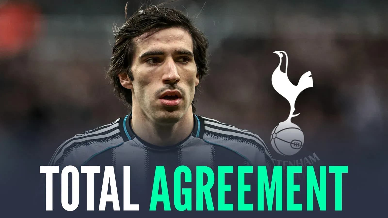 Jugador de fútbol con camiseta y logotipo de Tottenham