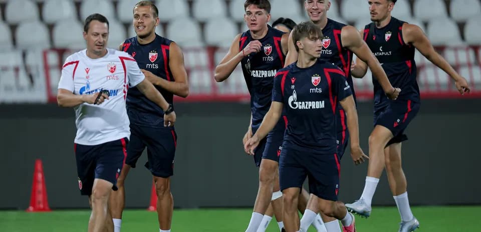 Jugadores de Crvena Zvezda entrenando en el campo