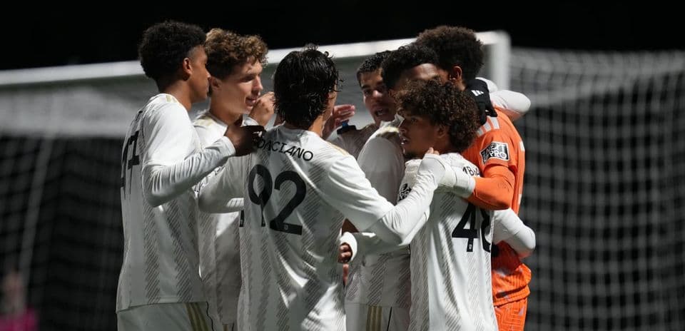 Jugadores celebrando un gol en el partido
