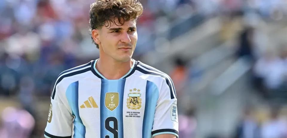 Jugador argentino con camiseta de la selección en el campo