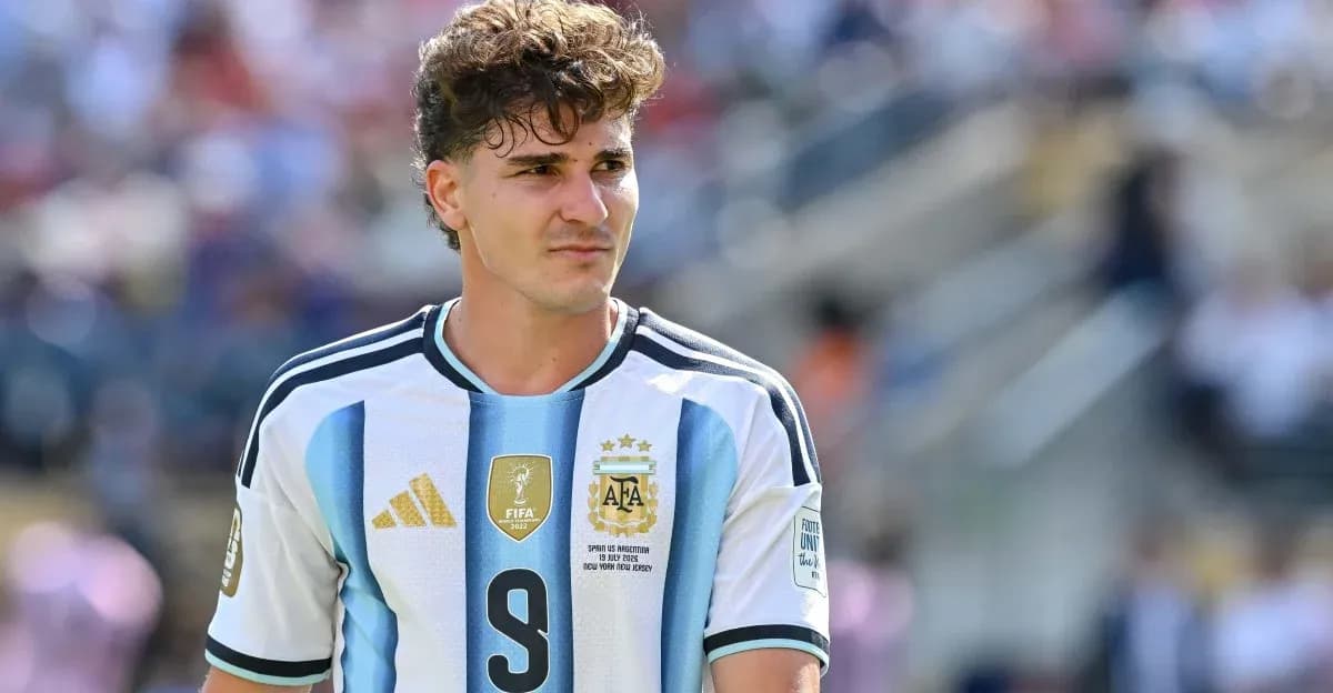 Jugador argentino con camiseta de la selección en el campo