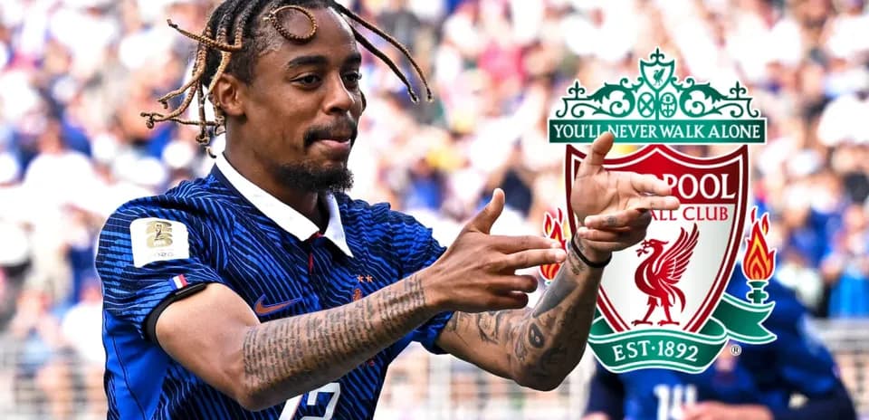 Jugador celebrando con el logo de Liverpool de fondo