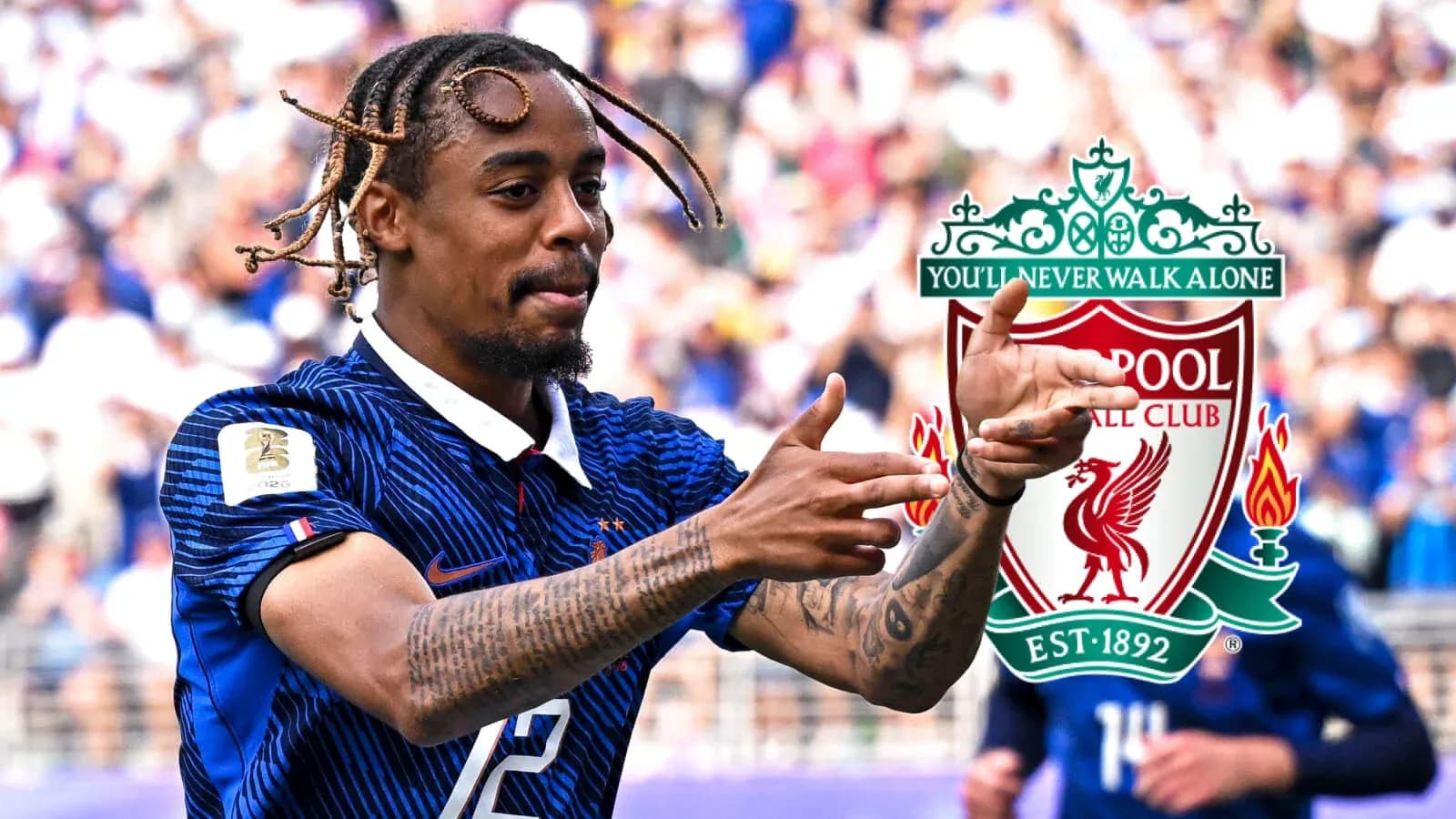 Jugador celebrando con el logo de Liverpool de fondo