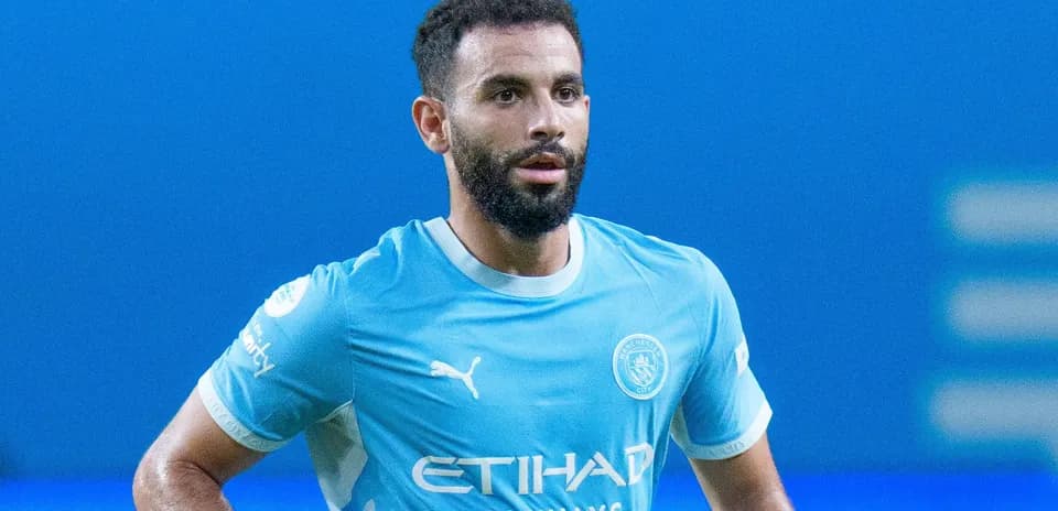 Jugador de Manchester City en uniforme azul