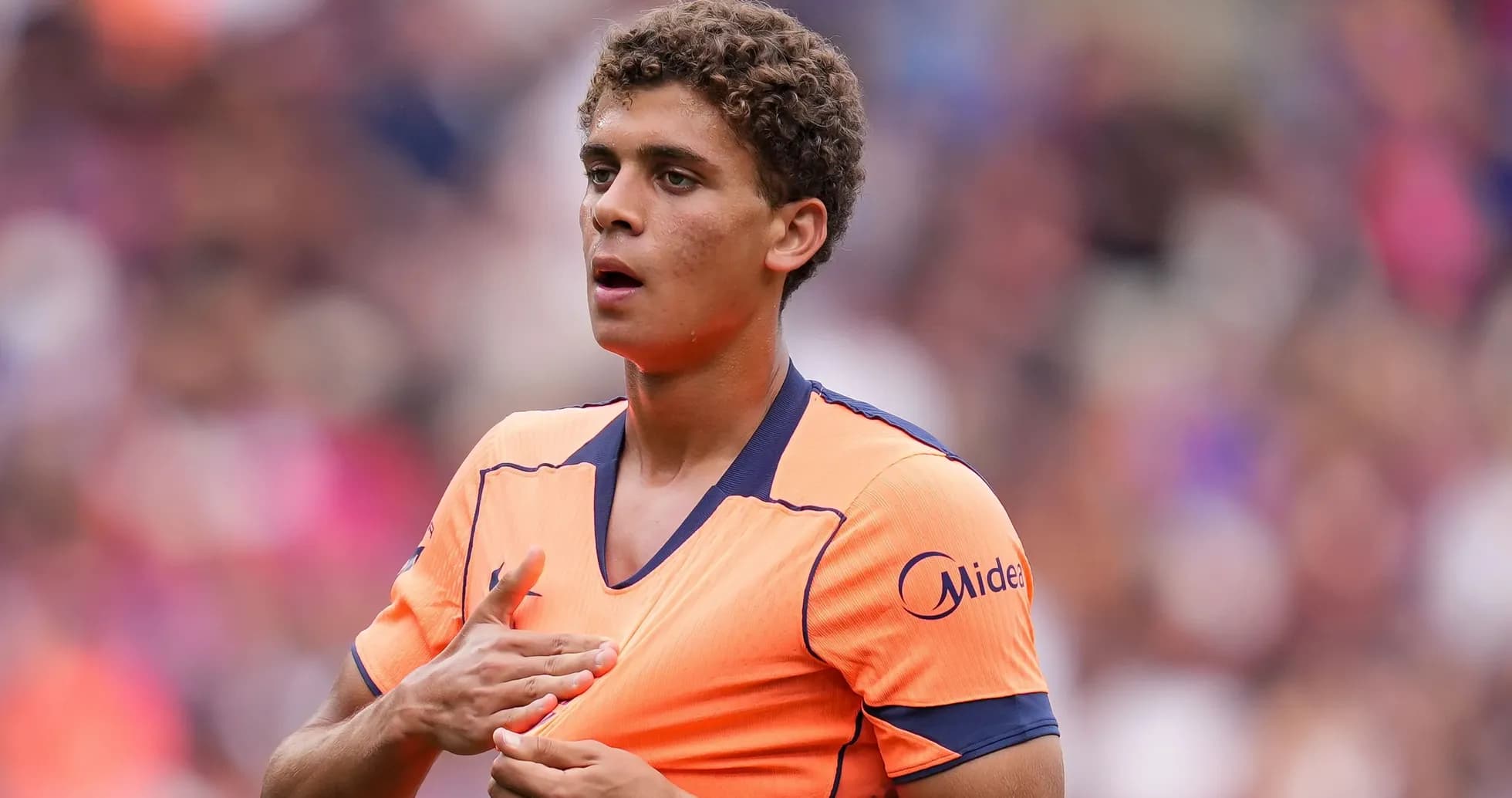 Jugador en uniforme naranja durante el partido