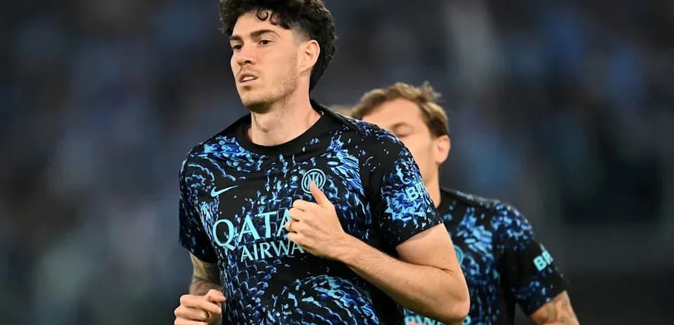 Jugador corriendo en campo con camiseta de Inter