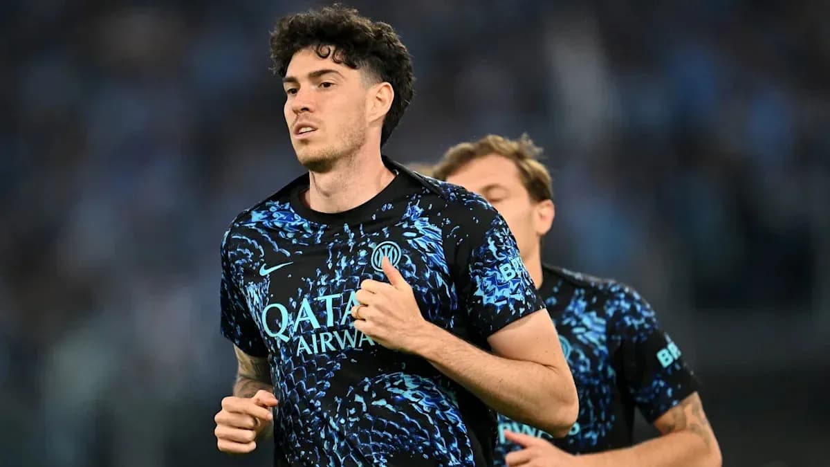 Jugador corriendo en campo con camiseta de Inter
