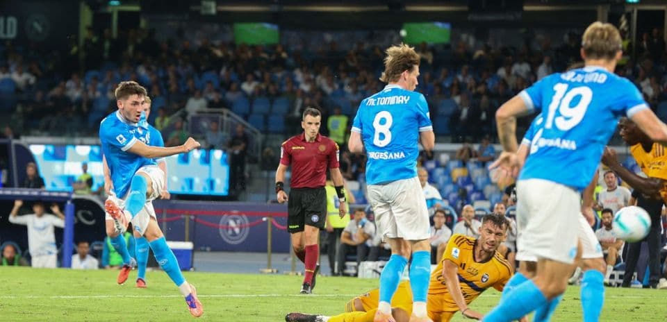 Jugador de Napoli disparando durante el partido
